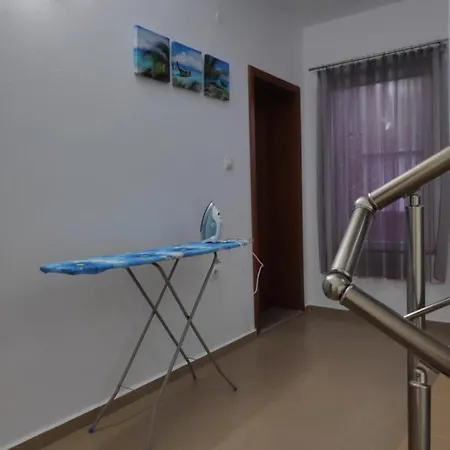 снежа/ Snezha Konukevi Obzor